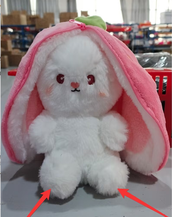 Wanghong mignon se transforme en jouet en peluche de poupée de lapin aux fraises