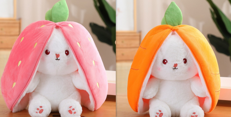 Wanghong mignon se transforme en jouet en peluche de poupée de lapin aux fraises